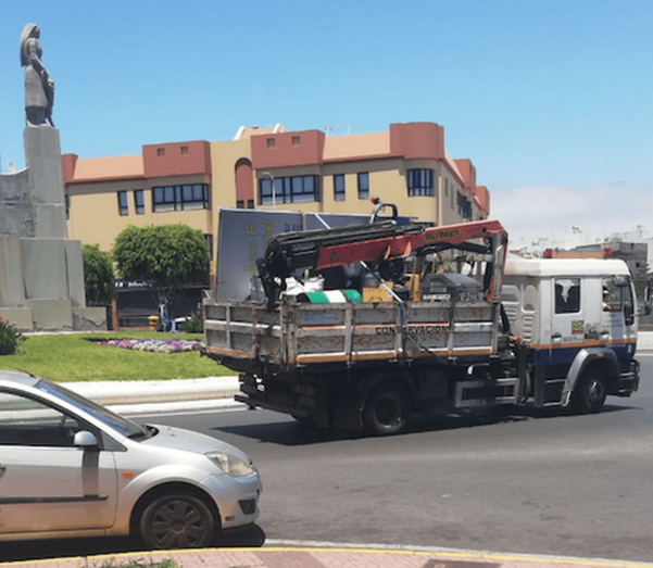 Operarios del Cabildo procedieron este martes a quitar los carteles (Foto TA)